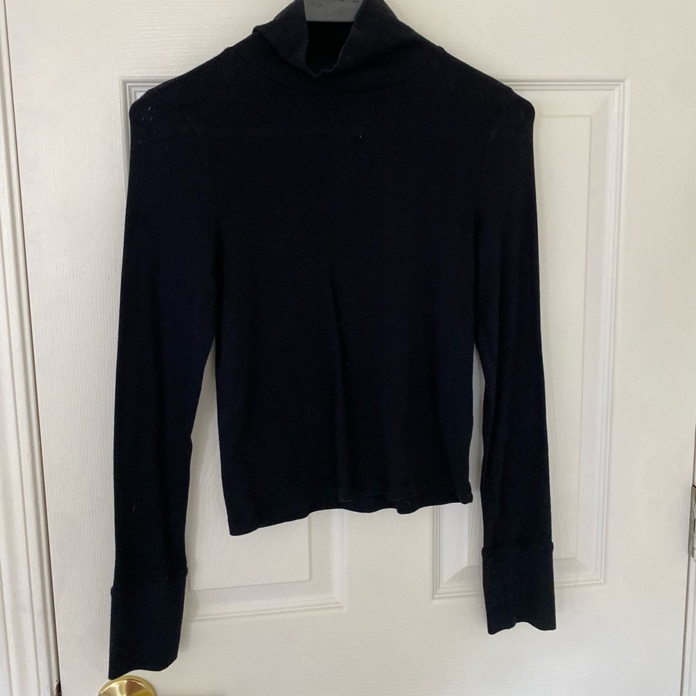 Black Long Sleeve Aerie Top.